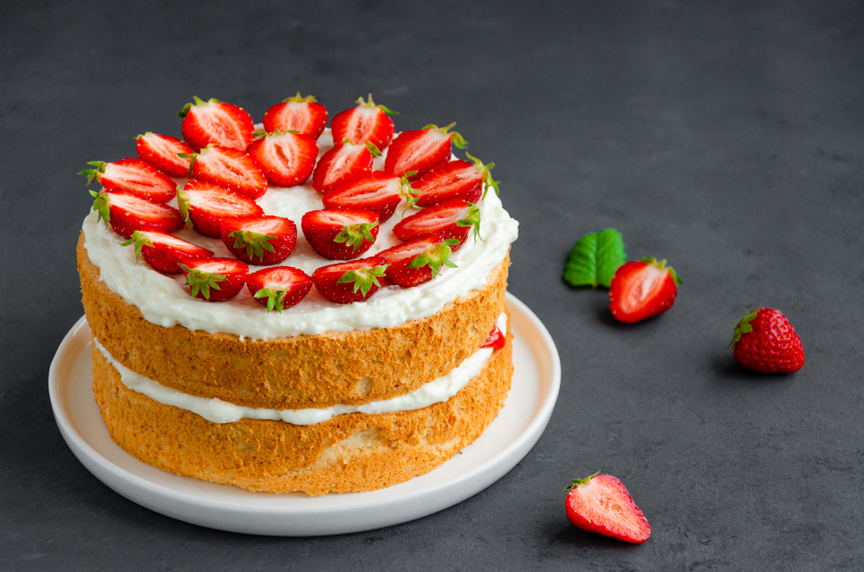 Victoria Sponge Cake with Strawberries 